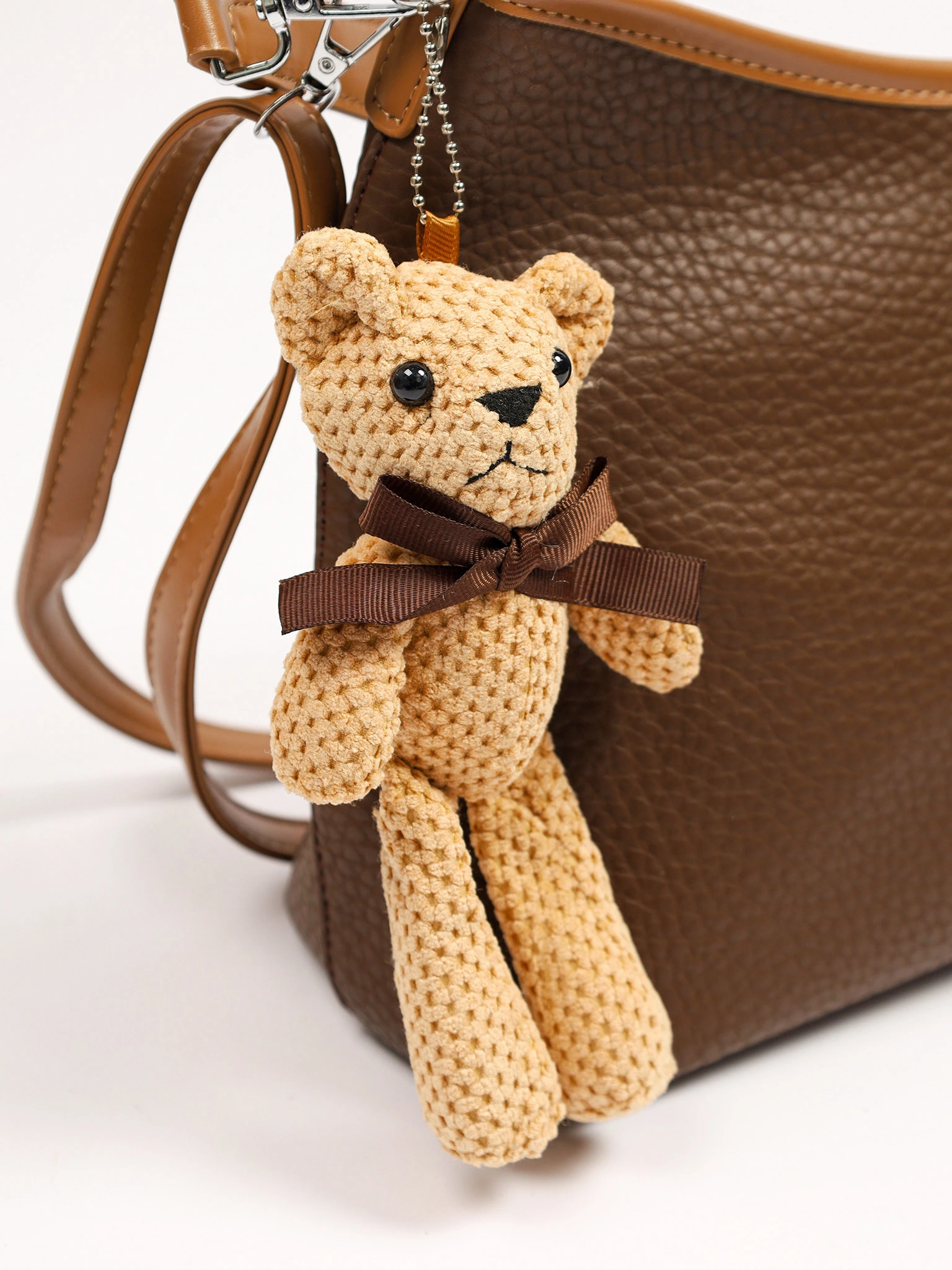 Сумка-кроссбоди  с декоративным брелком в ассортименте